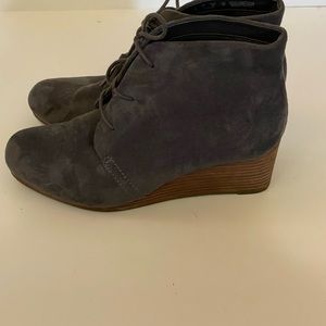 Charcoal gray Dr. Scholls memory foam cool fit wedge boot. Size 7